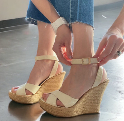JIMMY CHOO ホワイトウェッジサンダル JIMMY CHOO Phoenix Espadrilles White Patent Leather Wedge Sandals