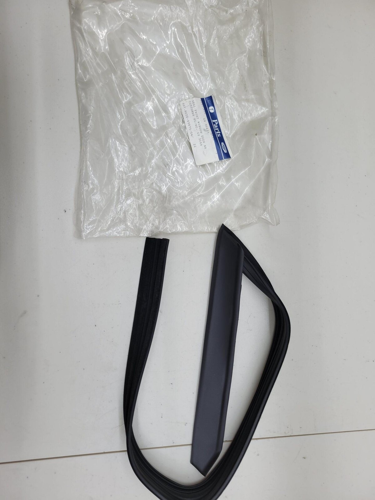 Rolls Royce & Bentley Front Right Seal Window Door UE8420