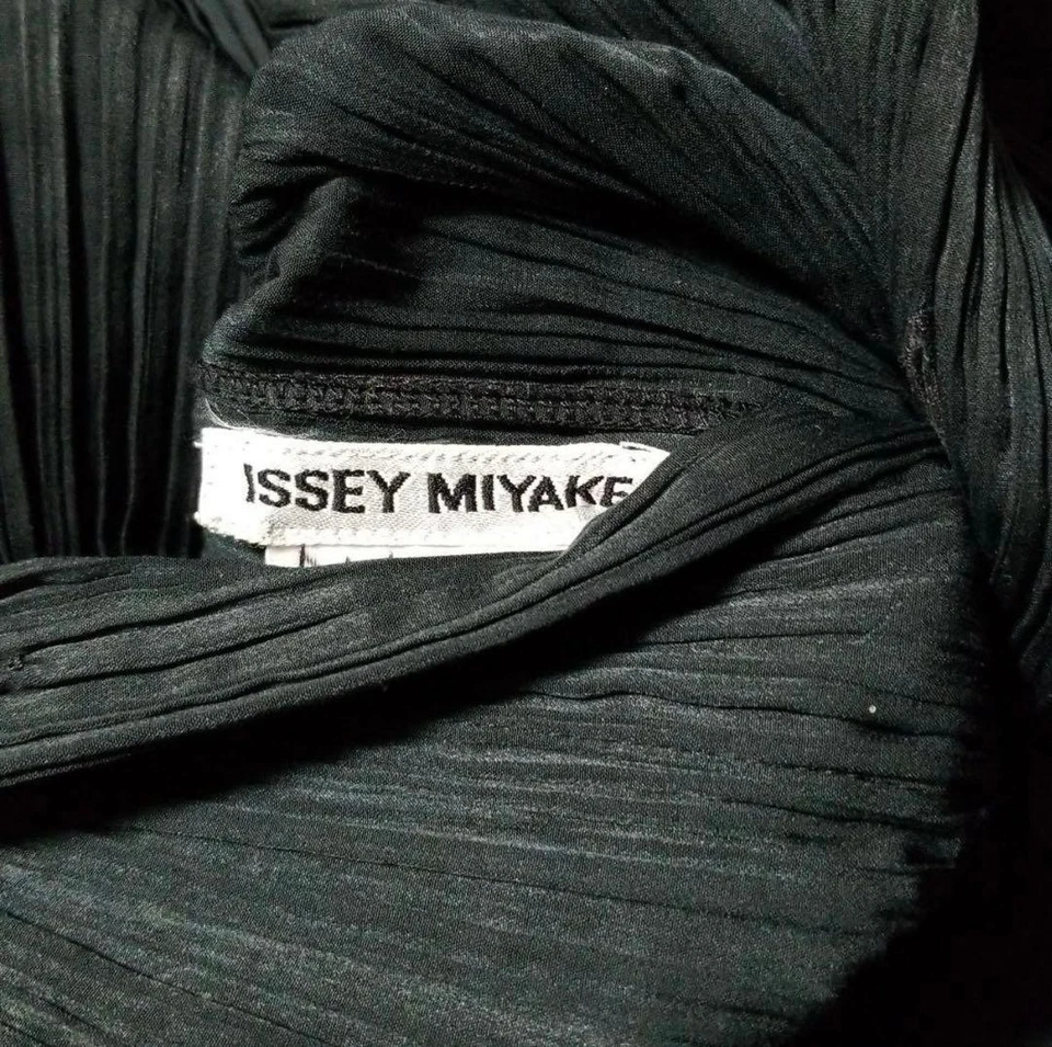 CHAQUETA SASTRERÍA PLISADA NEGRA ISSEY MIYAKE USADA BUENA Foto 3 de 4