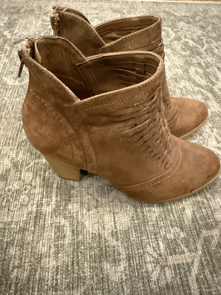 Botas al tobillo fergalícas de gamuza marrón oscuro raras para mujer talla 6,5 usadas en excelente estado Foto 2 de 4