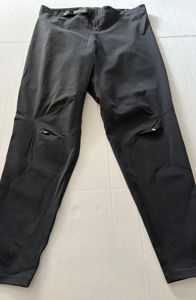 Calça de trilha masculina 36 preta ventilada afunilada para mountain bike SPECIALIZED - Imagem 2 de 4