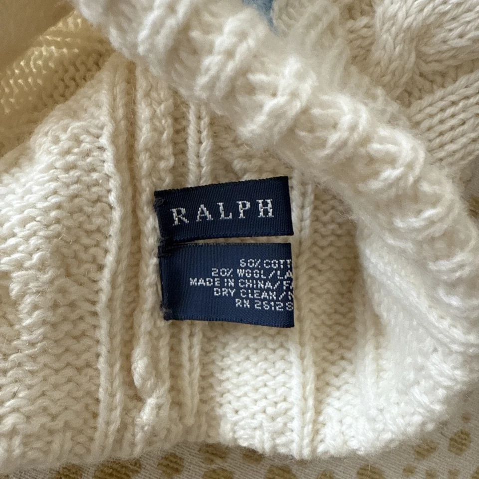 Gorro Ralph Lauren para mujer color crema con logotipo azul claro tejido con cable Foto 3 de 4