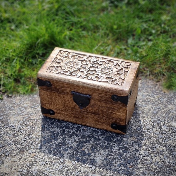 Budawi® Holztruhe Holzbox Schmucktruhe Aus Mangoholz Mit Blumenornament Klein-image