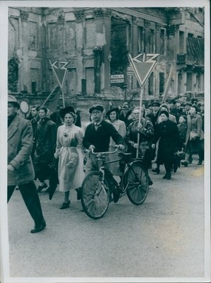 Foto Schirner Berlin, Unter den Linden, 1. Maifeier, KZ ler auf... - 10364682