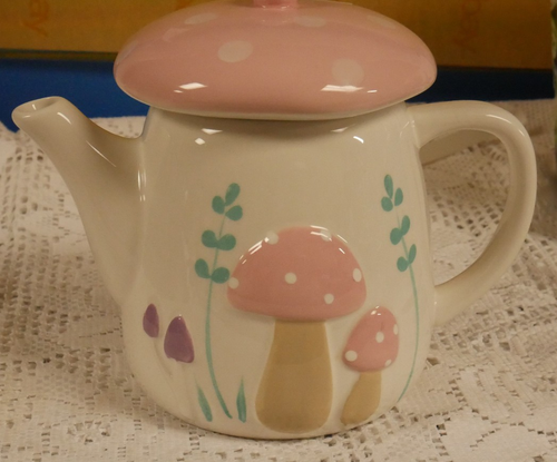 NWT GORGEOUS HAND PAINTED LANG MUSHROOM TEAPOT PAINTED IN PASTELS. SORRY NO BOX - Picture 2 of 6