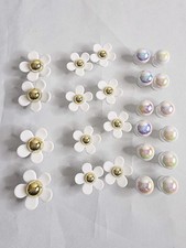 25 Pcs White and Gold Daisies and Iridescent Pearls Shoe Charms