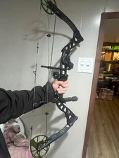 Diamond A10958 Edge XT RH Compound Bow With Package Black 20-70 lb