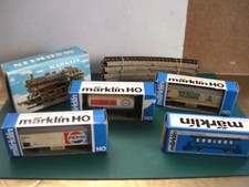 Train - Locomotive à vapeur et 4 wagons - Märklin - 8 Rails - 1 gare