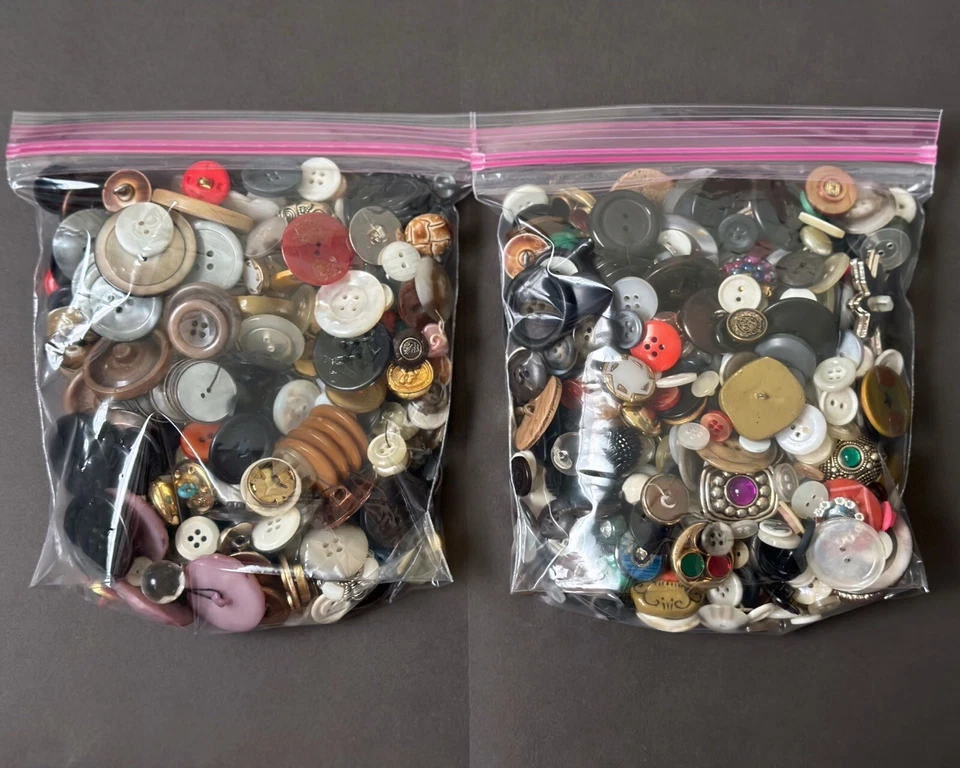 Vintage Lot Of 100+ Multi Designed Buttons - Image 4 of 4
