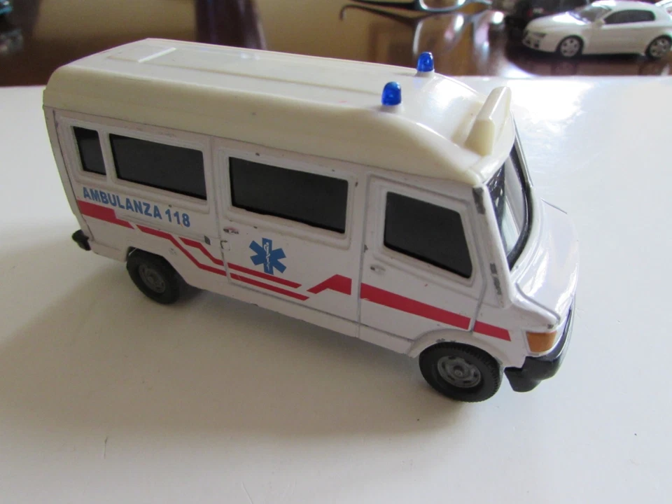 Hongwell - Ambulanza 118 - sc. 1:43 - Immagine 2 di 4