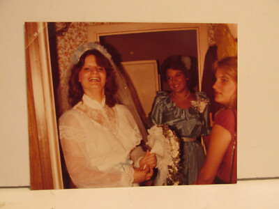 VINTAGE FOUND PHOTOGRAPH COLOR ART OLD PHOTO 1980S SMILING BRIDE WEDDING PIC
