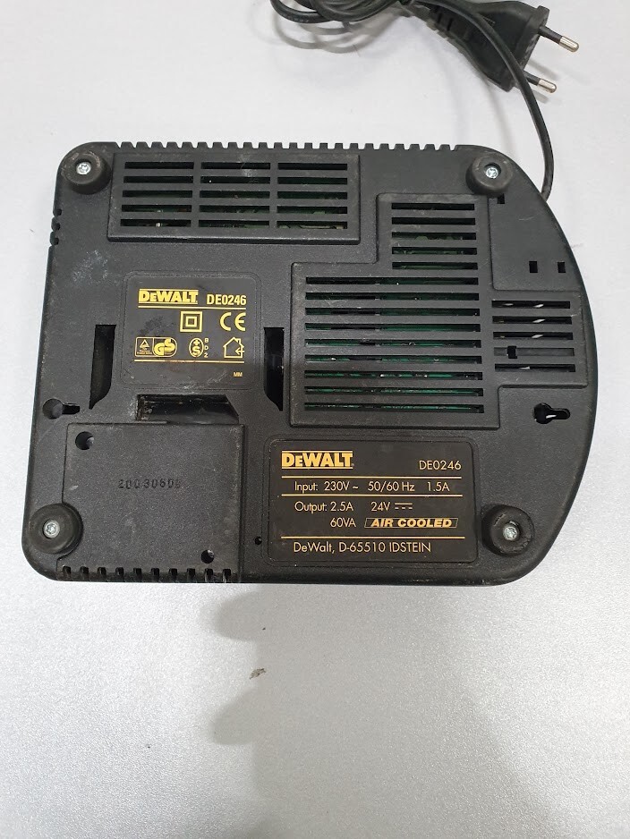 Genuine DeWalt DE0246 Battery Charger NiMH+NiCd XR Liion Used Tested