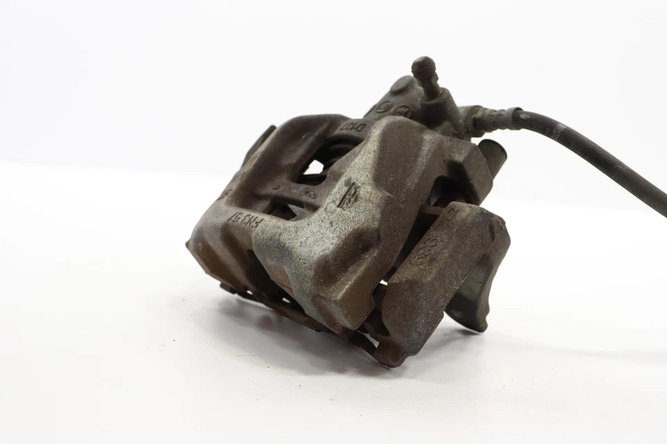 2014 - 2020 FIAT 500L ПЕРЕДНИЙ ЛЕВЫЙ СУППОРТ ДИСКОВОГО ТОРМОЗА СО СТОРОНЫ ВОДИТЕЛЯ ОТ ОРИГИНАЛЬНОГО ПРОИЗВОДИТЕЛЯ - Изображение 2 из 4