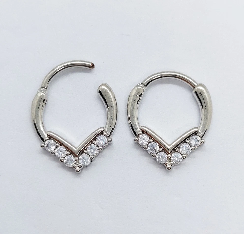 Orecchino cerchio clicker in acciaio inox uomo donna con zirconi bianchi argento - Immagine 2 di 4