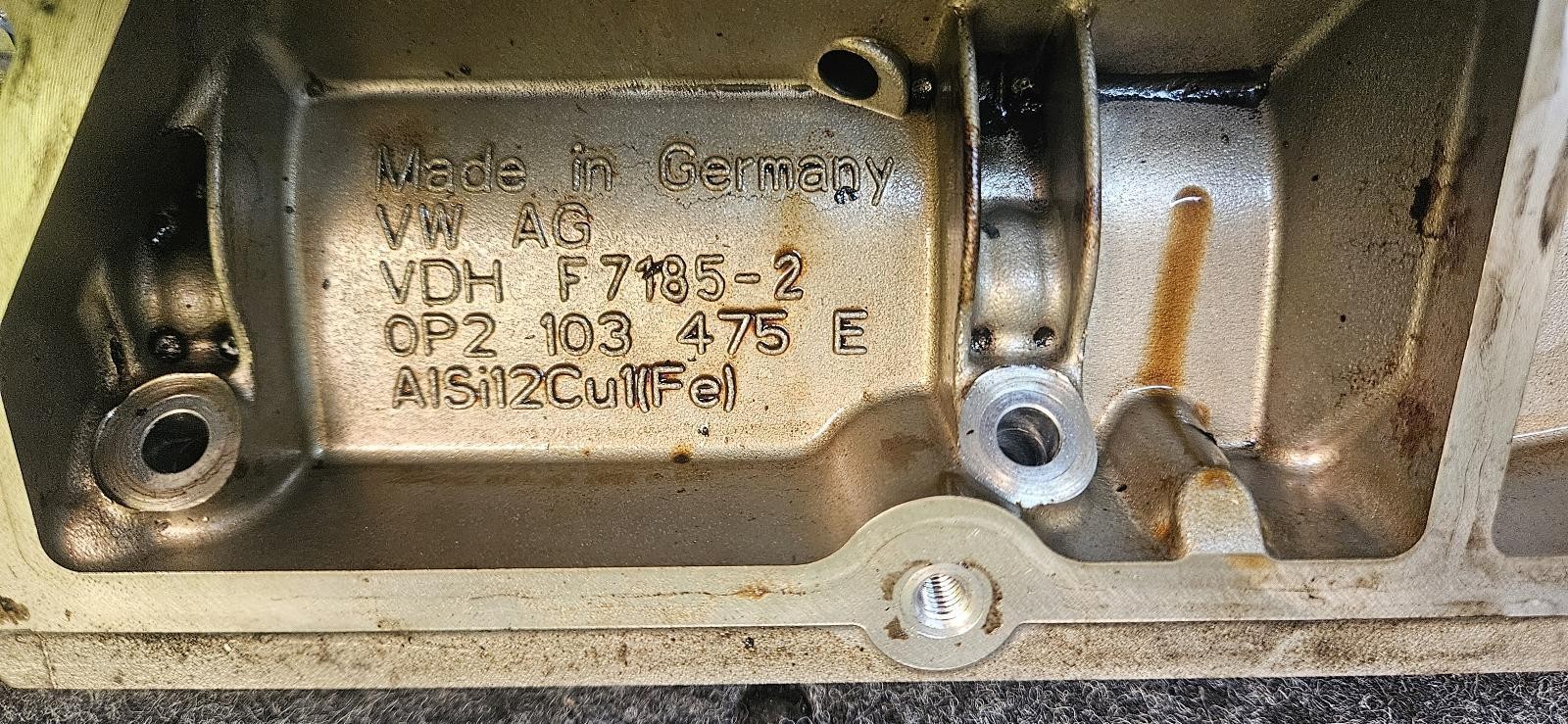 AUDI BENTLEY LAMBO PORSC V8 4.0 Left Cylinder Head Valve Cover 0P2103475E W/CAMS
