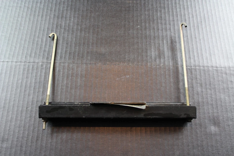 Barra de retención de batería y ganchos en J MOPAR Dodge 1972 de colección Foto 3 de 4