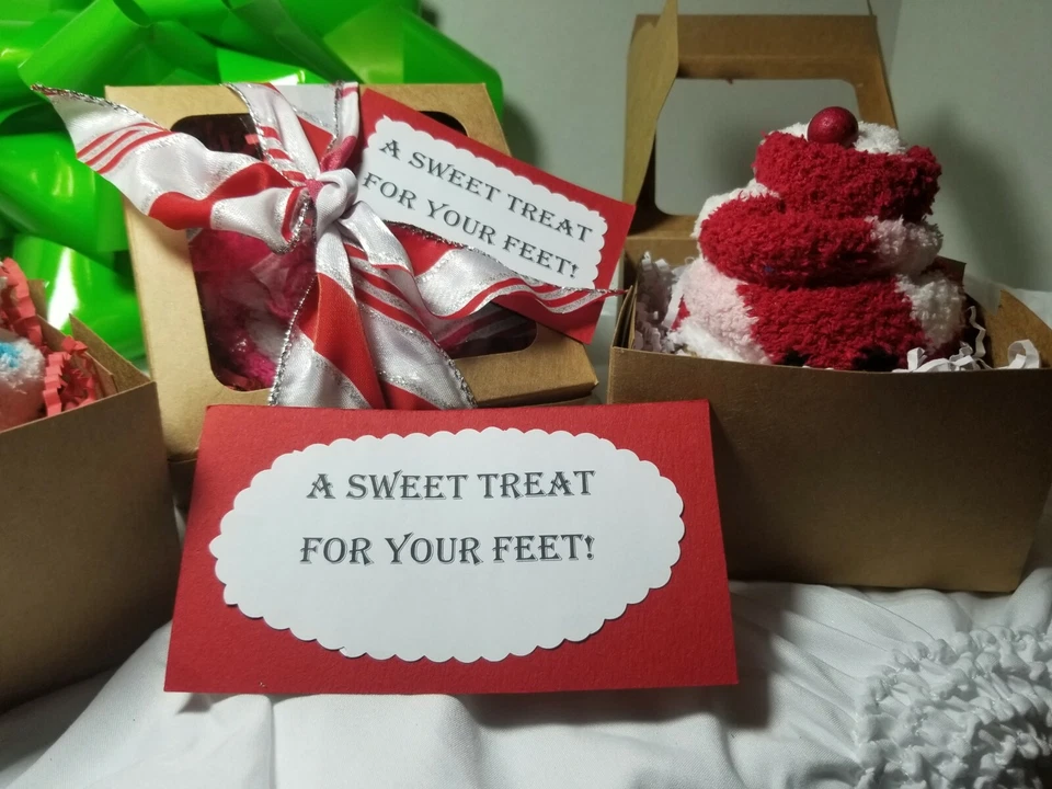 Fuzzy socks, sock cupcakes, Christmas socks, cupcakes, socks Foto 4 de 4