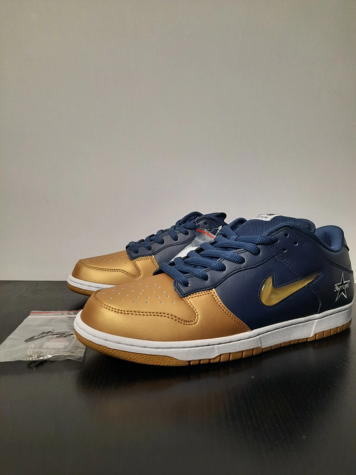 Supreme X Nike SB Dunk Low Jewel Swoosh or/marine taille 10,5 hommes 12 femmes