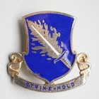 WWII 504th Airborne Regiment Strike- Hold DI Unit Crest Pin RARE — photo 1