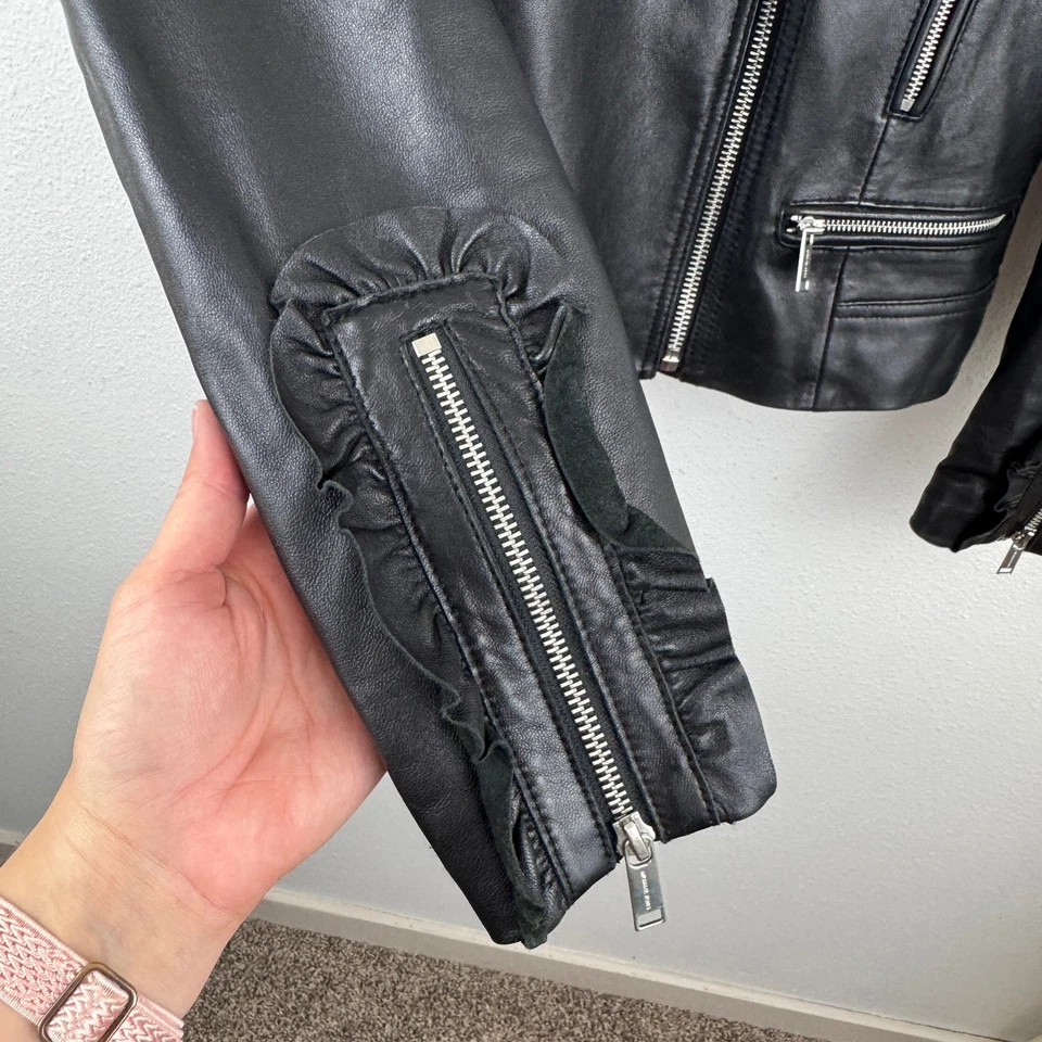 Chaqueta de moto Michael Kors de cuero de cordero negro con volantes para mujer S Foto 3 de 4
