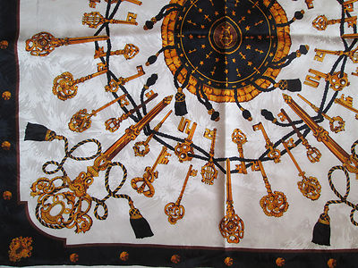 Foulard En Soie 100% Vintage Les Vielles Pendules - 75 X 77 Cm - Marron - Occasion TBEG