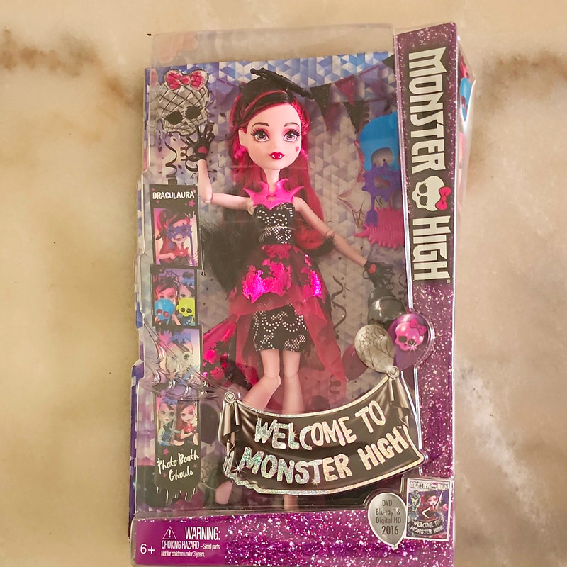 Monster High Draculaura Welcome to Monster High 11in Fashion Doll DNX33 Ages 6+