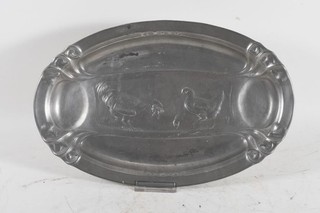 O68U31 Jugendstil Kayserzinn Servierschale Anbietplatte Hühnerrelief 19./20.Jh.