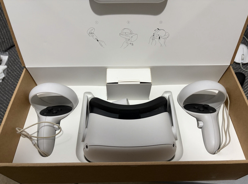 Meta Quest 2 VR Headset 128GB with Controllers 3rd party pro strap & Travel Case