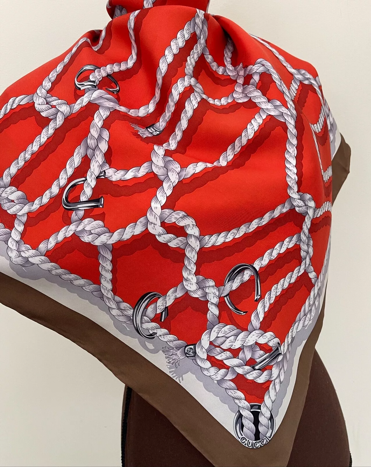 Présentoir # 1 Gucci écharpe logo cordes orange nautique bordure beige soie wrap