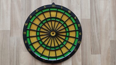 Dartscheibe mit pfeile Dartboard klassisch Steeldarts Spiel. Top Zustand