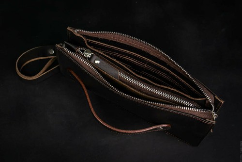 Pochette da uomo in pelle di colore nero, marrone, marrone scuro - Foto 4 di 24