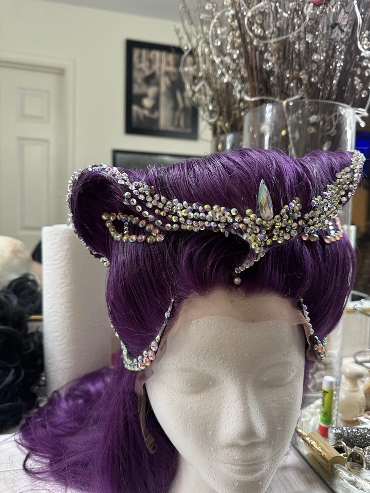 Peluca de arrastre de diamantes de imitación serpiente púrpura, usada solo cuatro veces como está con cabeza de peluca Foto 3 de 4