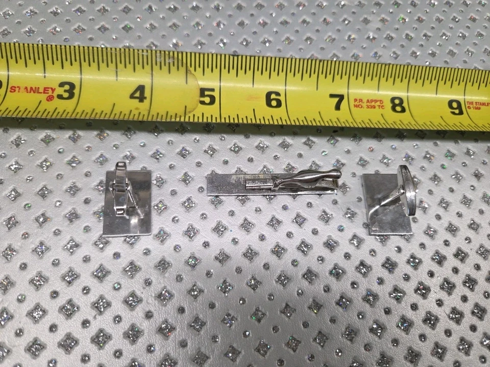 Juego de gemelos y clips de corbata Foster vintage. Incrustación grabada. Silvertone. Foto 3 de 4