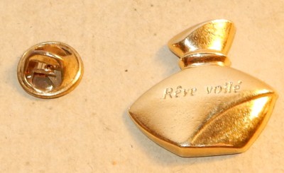 PIN'S METAL DORE PERFUME BOTTLE PERFUME DREAM VOILE AVON PARIS