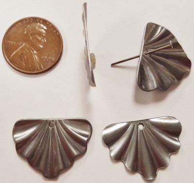 12 VINTAGE TRIANGLE SCALLOPED STEEL 17mm. SILVER STAMPING FINDING PENDANTS N38