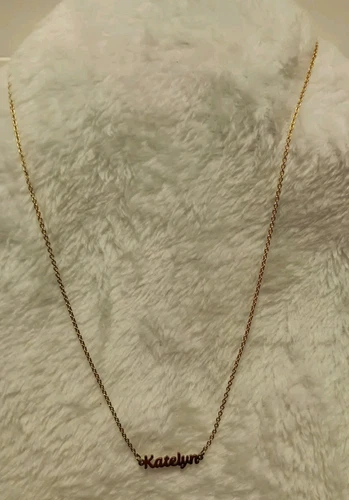 VETEMENTS Collana lunga con ciondolo nome "Katelyn" catena tono oro firmata MDB bigiotteria moda