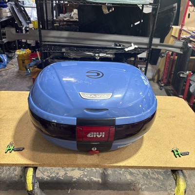 ＧＩＶＩ ／E52　MONOKEY　CASE　52リットル　MAXIA GIVI Maxia E52 Monokey 52L Top Case Trunk – Blue –w/ E96B Mounting
