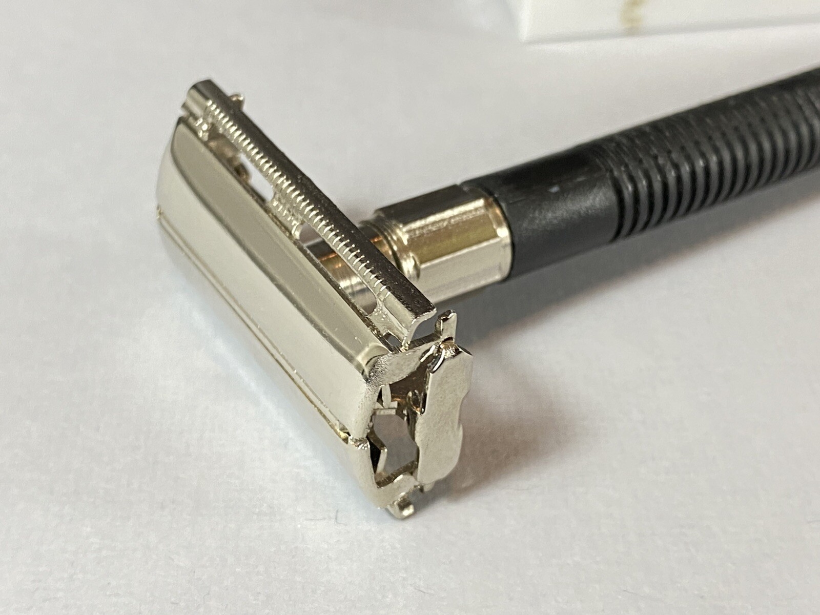 Butterfly twist to open Double Edge Shaving Safety Razor + Feather 10 Blades Pac