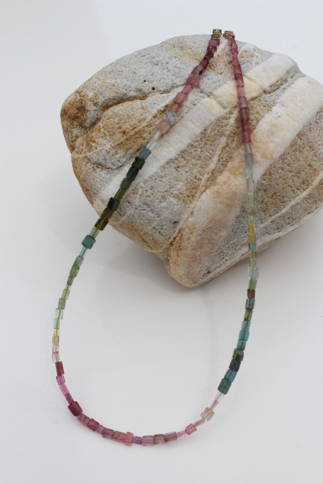 Collier délicat en tourmaline multicolore et argent, le cadeau d'anniversaire idéal