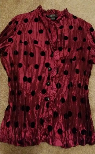 Top de blusa Dressbarn Collection. Frente abotonado. Rojo brillante. Mediano. C2 - Imagen 2 de 6