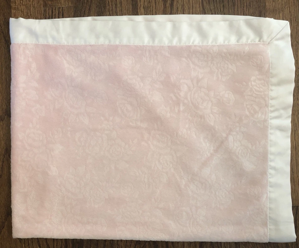 Manta Bebé First Impressions Terciopelo Rosa Rosas Floral Borde Satinado Foto 2 de 4