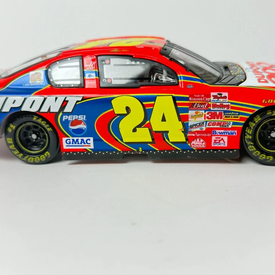 Carro colecionável fundido Jeff Gordon 24 DuPont 200 anos 2002 ação 1:24 NASCAR - Imagem 3 de 4