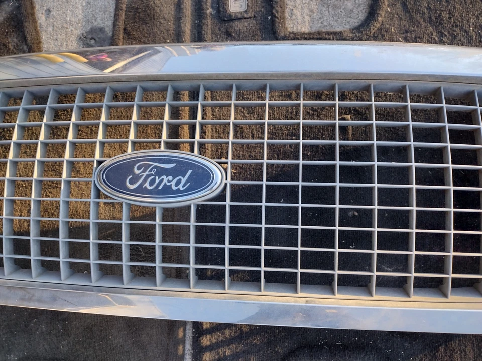 Ford OEM 99-04 Excursion Grille 2002 2003 2000 2001 usado Foto 3 de 4