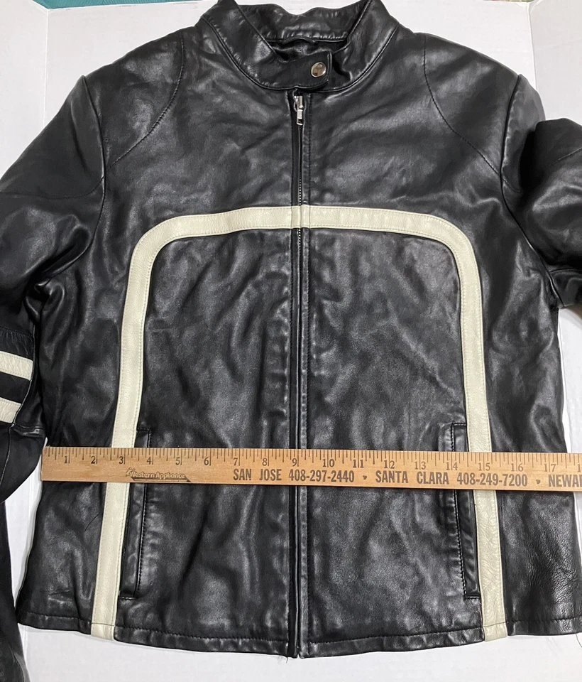 Chaqueta Máxima de Cuero Wilson’s De Colección para Mujer Talla Grande Negra con Rayas Blancas Foto 4 de 4