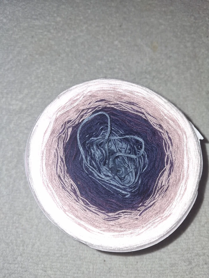 Pastel de ombre degradado de hilo de madera de zarza, 1200 yardas Foto 4 de 4