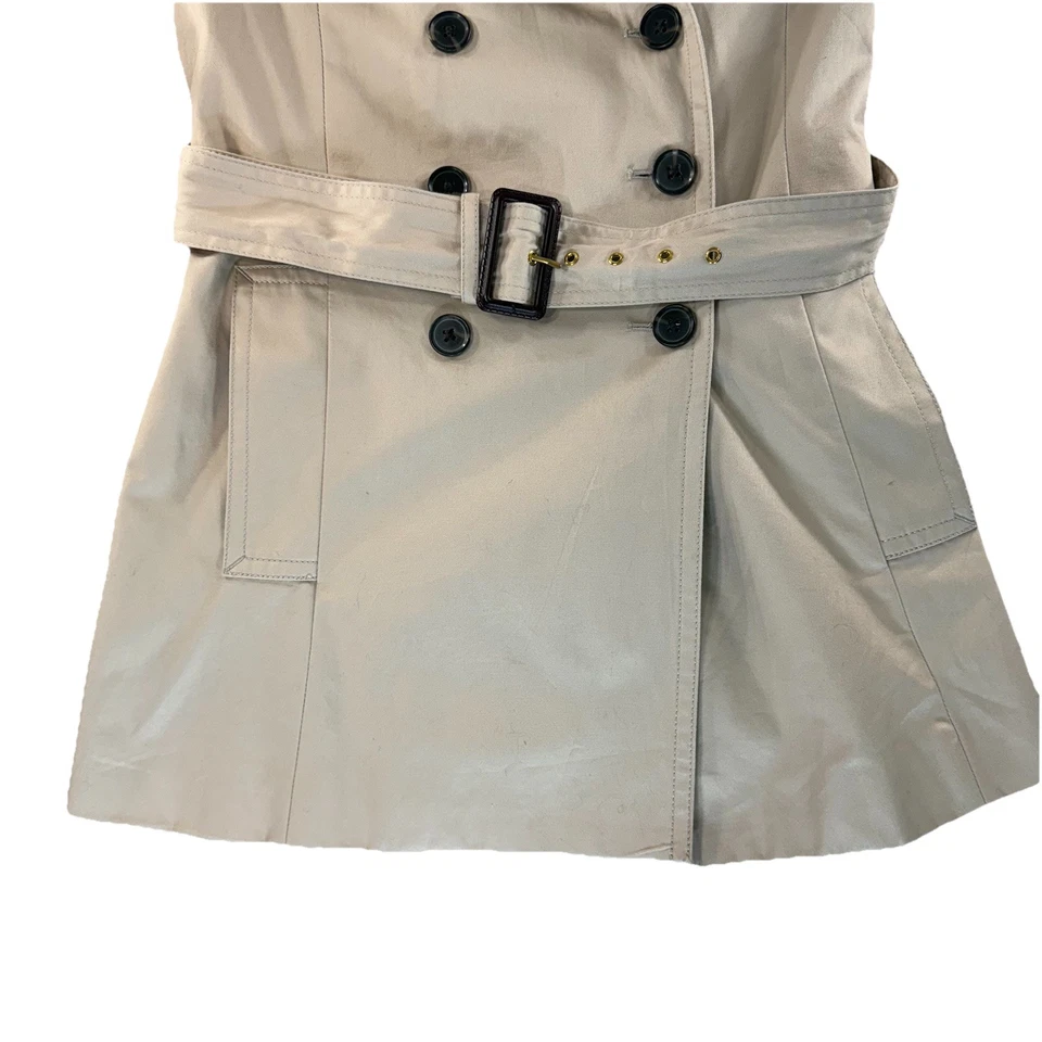 Gabardina Banana Republic Petite S beige con cinturón algodón de doble botonadura para mujer Foto 2 de 4