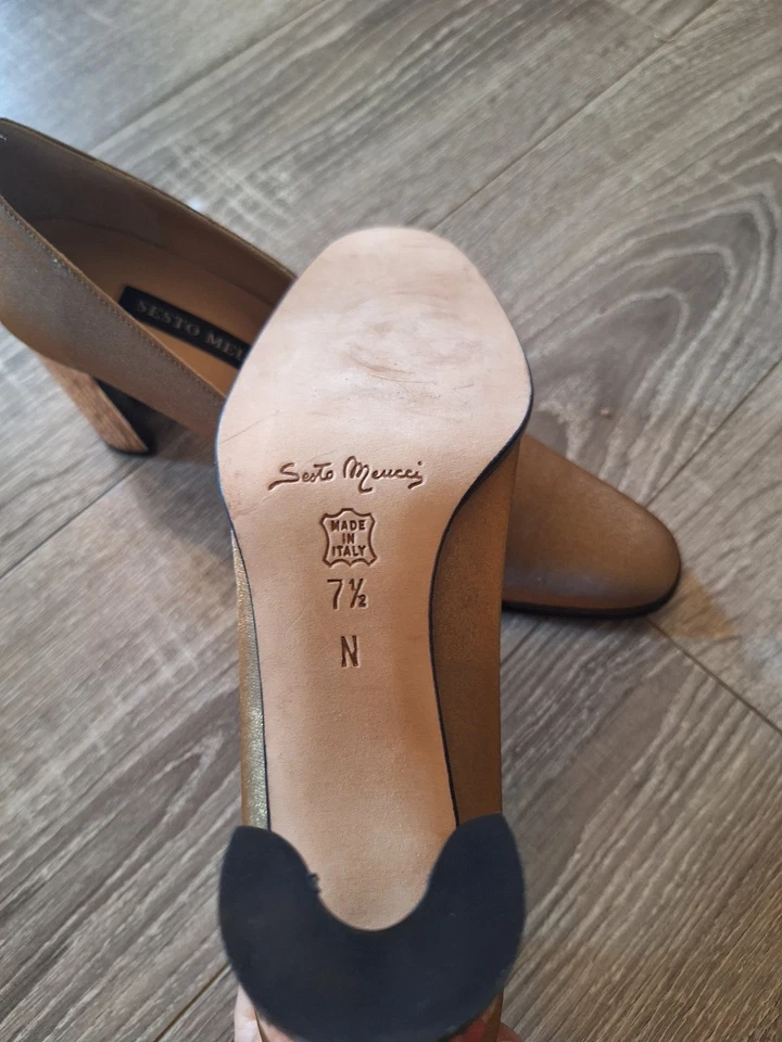 Zapatos de salón Sesto Meucci Italia para mujer talla 7 estrechos dorados espejo tacón bloque Foto 3 de 4