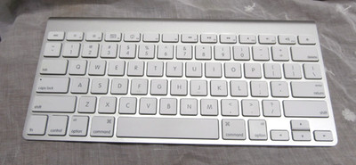 APPLE No. Model A1314 Wireless Keyboard ~ 2009 Copyright / Silver