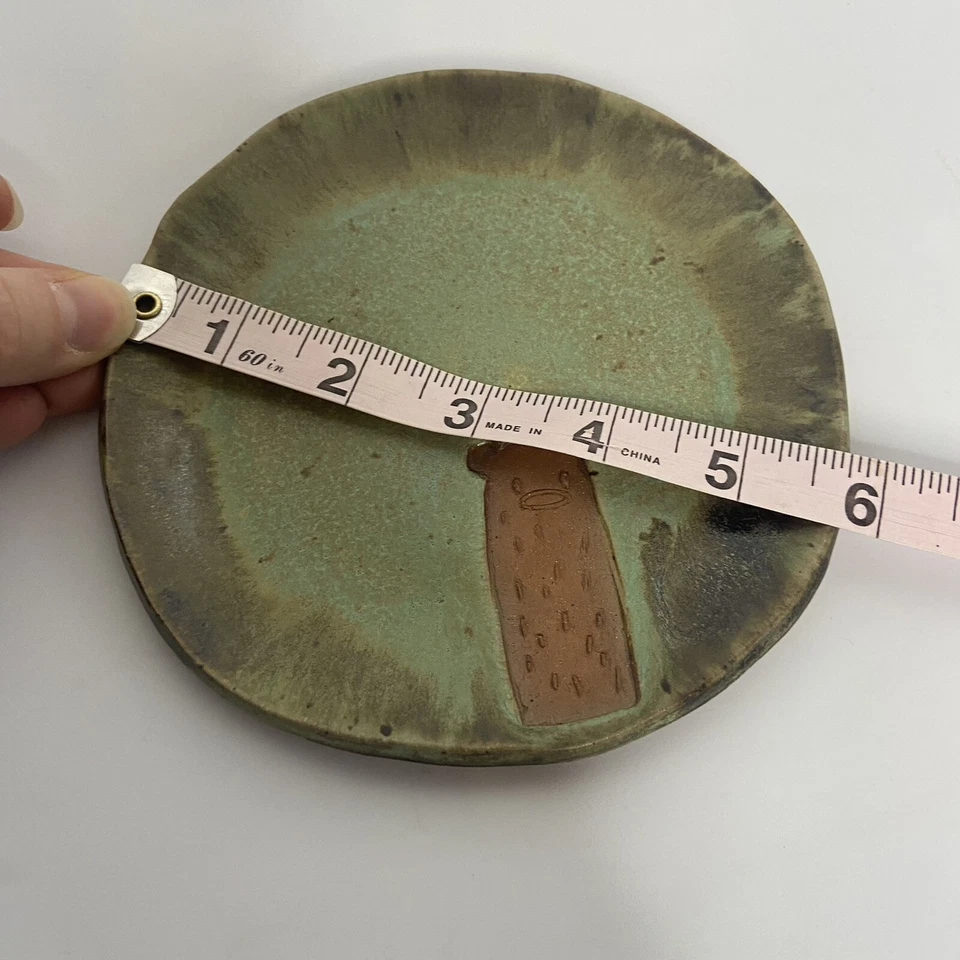 Plato de baratija de cerámica pequeño hecho a mano para niños oso hoja verde firma usado en excelente estado Foto 3 de 3