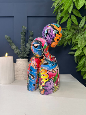Großer moderner Graffiti Druck Umarmung Paar Ornament Skulptur | Trendy Home